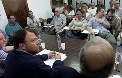 Alfredo Sánchez Monteseirín, durante la reunión que mantuvo ayer con los vecinos de Los Pajaritos.