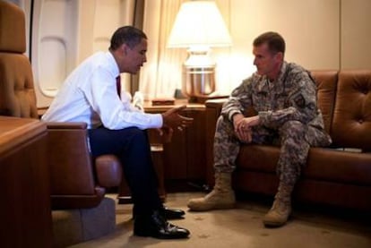 Barack Obama conversa con el general McChrystal en el <i>Air Force One,</i> en octubre de 2009.