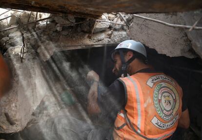 Personal de rescate trabaja entre los escombros de un edifico derrumbado durante un bombardeo en Gaza, este domingo. La misma fuente castrense hizo constar que las dependencias de la milicia islamista “se hallaban junto a un jardín de infancia”. “Esto demuestra que Hamás pone en peligro a los civiles al situar instalaciones militares en zonas densamente pobladas”.