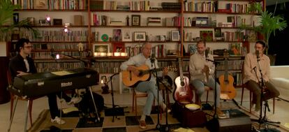 Caetano Veloso e seus filhos, Moreno, Zeca e Tom, durante a live nesta sexta-feira.