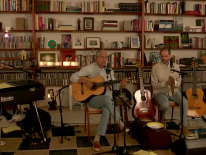 Caetano Veloso, en el centro, junto a sus hijos, Moreno, Zeca y Tom durante el directo del viernes.