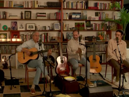 Caetano Veloso e seus filhos, Moreno, Zeca e Tom, durante a live nesta sexta-feira.