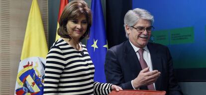 El ministro de Asuntos Exteriores, Alfonso Dastis,y su hom&oacute;loga colombiana, Mar&iacute;a &Aacute;ngela Holgu&iacute;n.