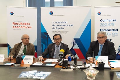 En el centro, el presidente de la Mutualidad, Enrique Sanz Fernández-Lomana, con Antonio Albanés Membrillo, secretario de la Junta de Gobierno y del Director General de la institución, Rafael Navas Lanchas, durante la presentación de los resultados de la Memoria 2018. 