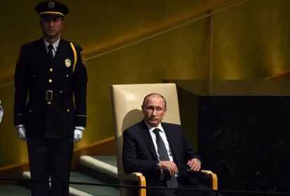 El president rus, Vladimir Putin, escolta atentament una de les intervencions dels líders mundials a la seu de l'ONU. Feia 10 anys que Putin no parlava davant la seu de les Nacions Unides.