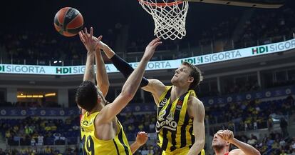 Vesely y De Colo, en un partido del Fenerbahçe