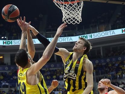 Vesely y De Colo, en un partido del Fenerbahçe