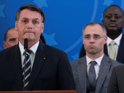 André Mendonça, tras el presidente Bolsonaro, en un acto público en abril de 2020 en Brasilia.