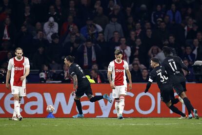 Darwin Núñez celebra el tanto de cabeza que le ha dado al Benfica el pase a los cuartos de final en Ámsterdam.