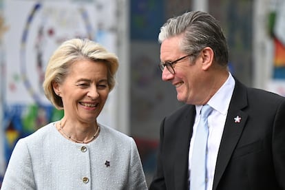 Ursula von Der Leyen y Keir Starmer, el pasado viernes en Tirana (Albania), durante la reunión de la Comunidad Política Europea.