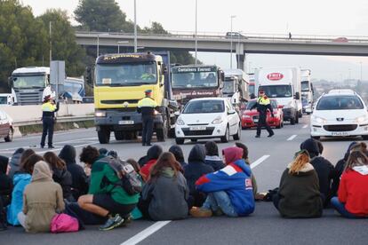 Els estudiants tallen el trànsit a la Ronda de Dalt a l'altura de Cornellà.