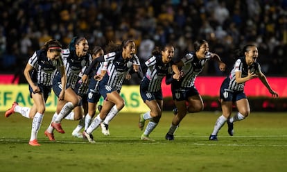 Las jugadoras de Rayadas celebran tras ganar a Tigres en los penaltis.