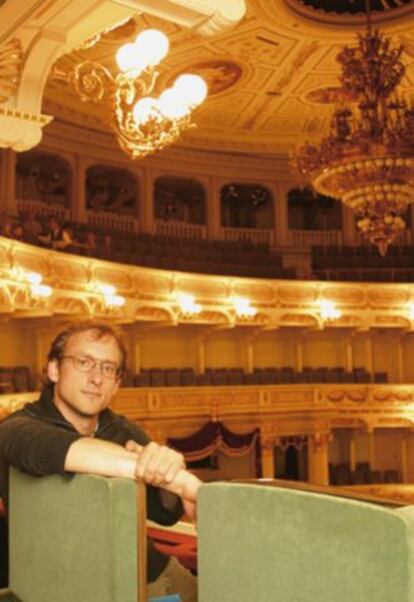 El pianista Hans Sotin, sentado en el interior de la Semperoper de Dresde