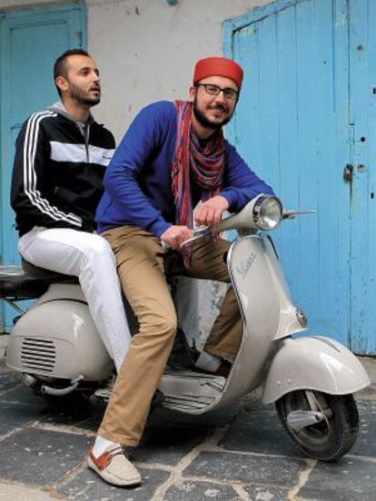 Jóvenes motorizados en marzo de 2014 en la capital de Túnez