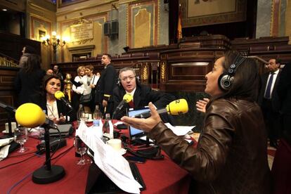 El ministro de Justicia, Alberto Ruiz-Gallardón, entrevistado por la SER en el Congreso