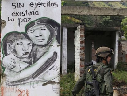 Un polic&iacute;a en Toribio, en El Cauca (Colombia).