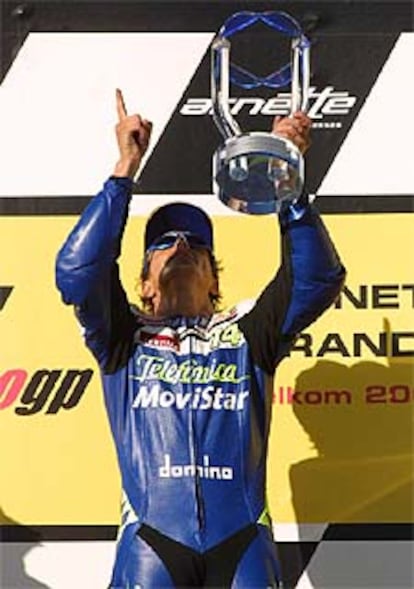 Gibernau dedica en el podio su triunfo a su compañero fallecido, el japonés Daijiro Kato.