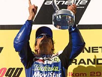 Gibernau dedica en el podio su triunfo a su compañero fallecido, el japonés Daijiro Kato.