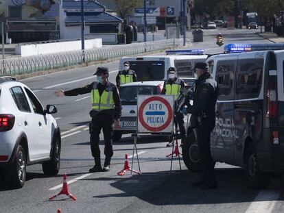 Control del Cuerpo Nacional de Policía en el acceso a Sevilla por el puente del Cristo de la Expiración, en abril de 2020.