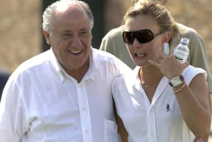 Amancio Ortega junto a su hija Marta durante una prueba hípica en 2009.