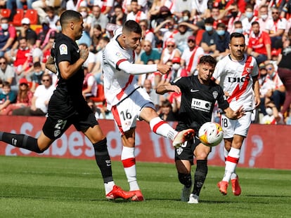 Sergio Guardiola dispara a puerta en el partido del Rayo Vallecano contra el Elche de la Liga Santander.