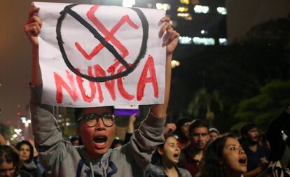 Manifestantes en contra del candidato ultraderechista a la presidencia de Brasil, Bolsonaro.