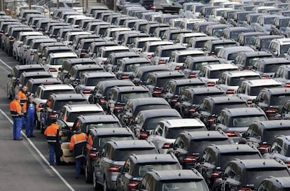 Empleados de BLG Logistics Group trabajando en una línea de nuevos vehículos de Mercedes-Benz en Bremerhaven (Alemania).