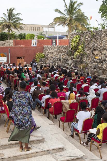 Panel de discusión 'La violación: contexto, cuadro jurídico, hallazgos' celebrado con motivo de la inauguración de la exposición. En el debate abierto participaron decenas de personas compartiendo sus historias y su experiencia sobre los abusos sexuales en Senegal. No es baladí que concidieran tres eventos de naturaleza tan diversa como una exposición artística, un debate público y una rueda de prensa en Dakar en torno a un mismo tema. Todos tratan un tabú y comparten el mismo objetivo: romper el silencio.