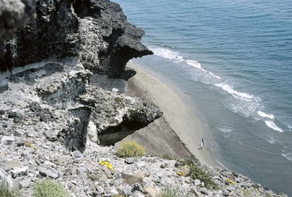 La platja de Barronal és potser l'arenal amb més tradició naturista al cap de Gata, a Almeria. El desgast del basalt ha causat el color gris de la sorra, que s'estén al llarg de 800 metres.