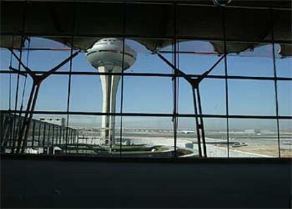 La nueva torre de control de Barajas, vista desde las obras de la nueva terminal.