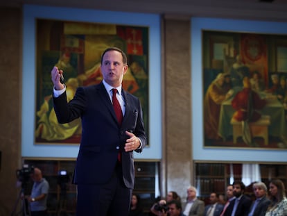 El ministro de Finanzas de Portugal, durante la presentación de los Presupuestos del Estado de 2024 en Lisboa el 10 de octubre.