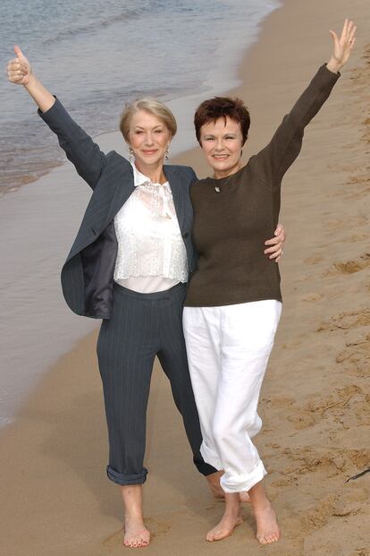 Las hay que prefieren prescindir de los zapatos de tacón y posar sobre la arena de la playa, como Helen Mirren y Julie Walters.