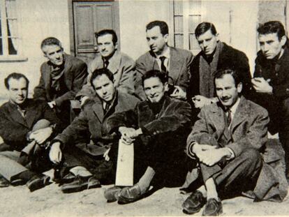 Reunión de poetas en homenaje a Antonio Machado en Colliure (Francia) en 1959. En primera fila, de izquierda a derecha, Jaime Gil de Biedma, Alfonso Costafreda, Carlos Barral y José Manuel Caballero Bonald. Detrás, Blas de Otero, José Agustín Goytisolo, Ángel González, José Ángel Valente y Alfredo Castellón. 