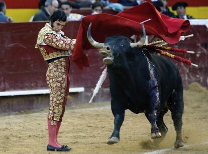 Comienzo de faena por estatuarios del diestro sevillano.