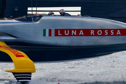 El equipo del Luna Rossa Prada Pirelli, con dos 'cyclors' en la parte trasera del velero, durante una regata en la Copa del América de Barcelona.