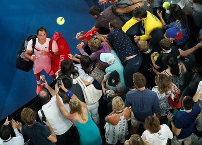 El tenista suizo lanza una pelota al público mientras firma autógrafos después de ganar al francés Richard Gasquet en el Open de Australia de 2018.