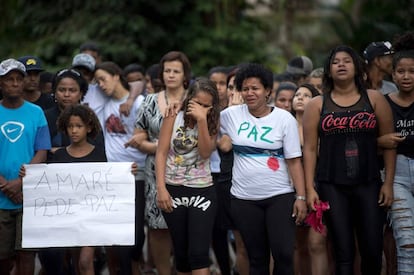 Familiares e amigos acompanham enterro de Marcos Vinícius.