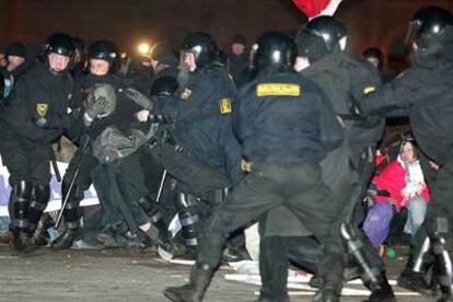 Miembros de la polica bielorrusa cargan contra los manifestantes que haban acampado en la Plaza de Octubre de Minsk, en protesta por el fraude electoral del pasado domingo.