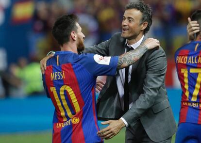 Luis Enrique abraza a Messi.