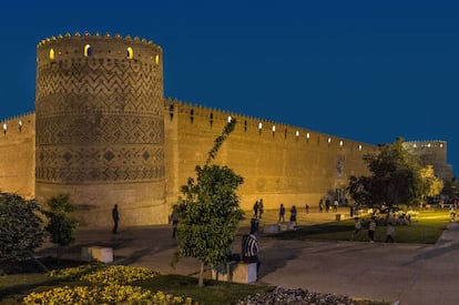 La ciudadela de Shiraz o Arg-e Karim Khan, del siglo XVIII, sorprende con sus altos y gruesos muros de ladrillo y con cuatro torreones circulares (uno de ellos inclinado) en pleno centro de Shiraz, una ciudad al sur de Irán cercana a las ruinas de Persépolis. El bazar, la puerta del Corán y la mezquita de Nasir al-Molk, más conocida como mezquita Rosa, son otras visitas imprescindibles en este lugar conocido como la ciudad de las flores y los poetas. Más información: <a href="https://www.turismodeiran.es/shiraz/" target="_blank">turismodeiran.es</a>