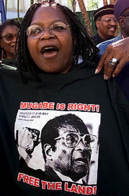 Una manifestante en favor del presidente de Zimbabue, en Durban.
