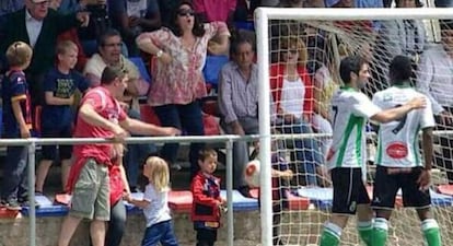 La aficionada insulta a Koné con gestos simiescos.