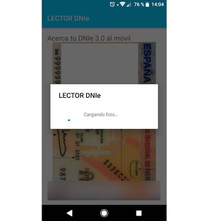 Sólo tendremos que esperar unos segundos a que el móvil lea los datos del DNIe