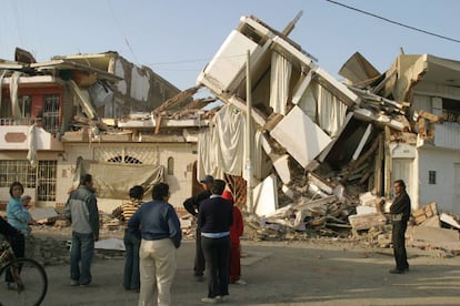 Edificios dañados en Pisco, Perú.