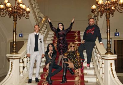 Los actores Bibiana Fernández y Manuel Bandera junto a Alaska y Mario Vaquerizo durante la presentación del musical " El Amor Sigue en el Aire " en Barcelona el pasado mes de marzo.