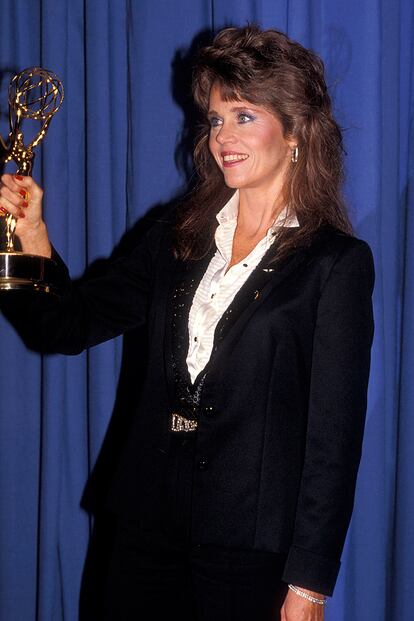Quién: Jane Fonda
Cuándo: 1984
Qué: Recogiendo el Emmy por The Dollmaker con un estupendo traje de chaqueta.