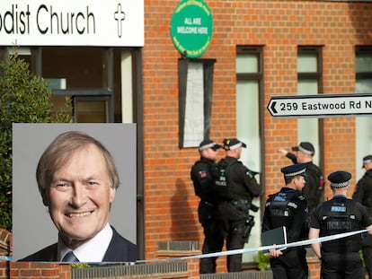 La policía rodea la iglesia metodista Belfairs, donde el diputado David Amess fue apuñalado durante un encuentro con ciudadanos, en Leigh-on-Sea, este viernes.