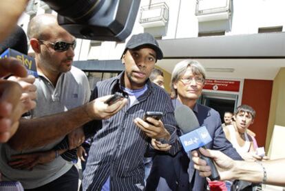 Robinho, tras pasar reconocimiento médico en Milán.
