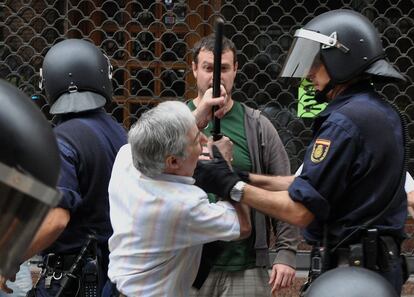 Un hombre arrebata la porra a un policía.