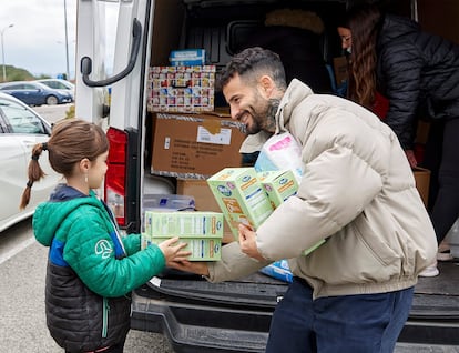 Rubén García recogía alimentos el pasado domingo en Tajonar. Imagen publicada por el jugador en Twitter.